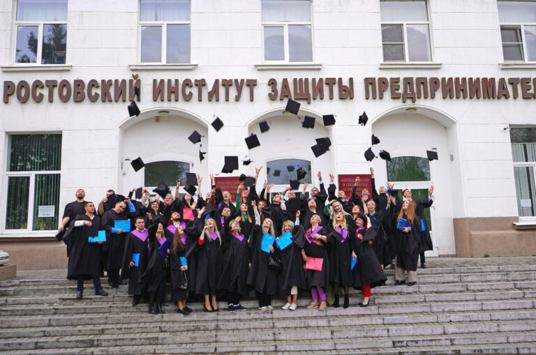 Выпускники Ростовского института защиты предпринимателя получили свои дипломы